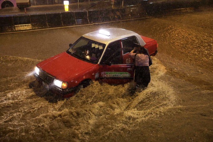 Cận cảnh ngập lụt khủng khiếp ở Hồng Kông - 8