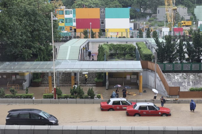 Cận cảnh ngập lụt khủng khiếp ở Hồng Kông - 9
