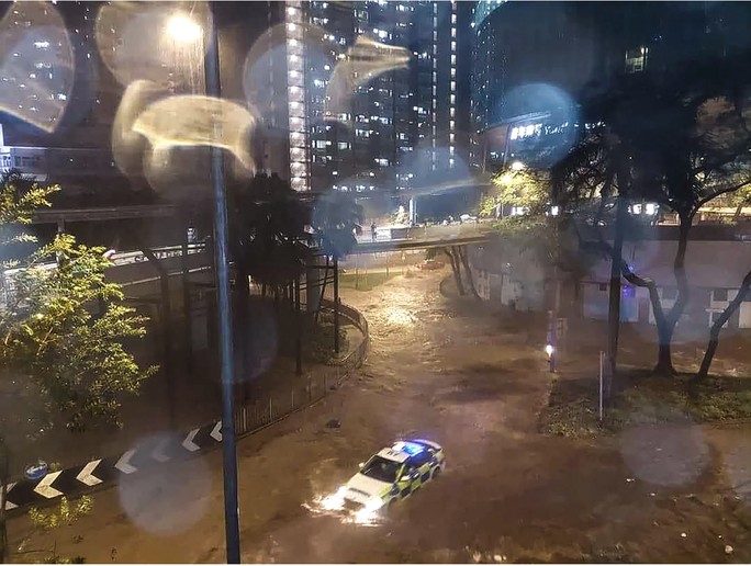 Cận cảnh ngập lụt khủng khiếp ở Hồng Kông - 11