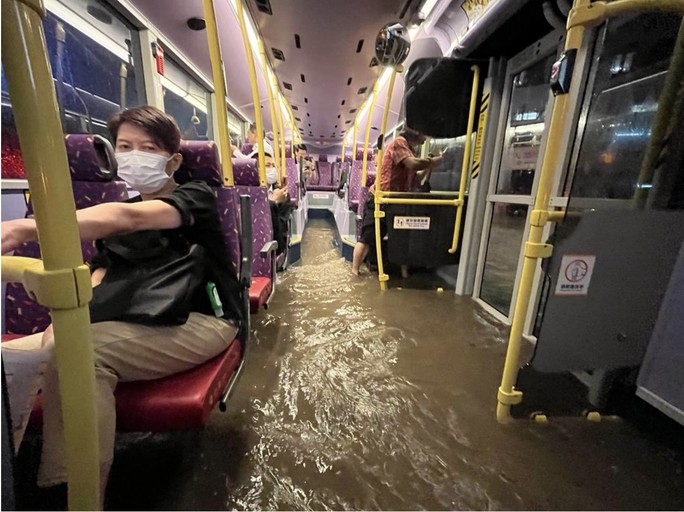Cận cảnh ngập lụt khủng khiếp ở Hồng Kông - 13