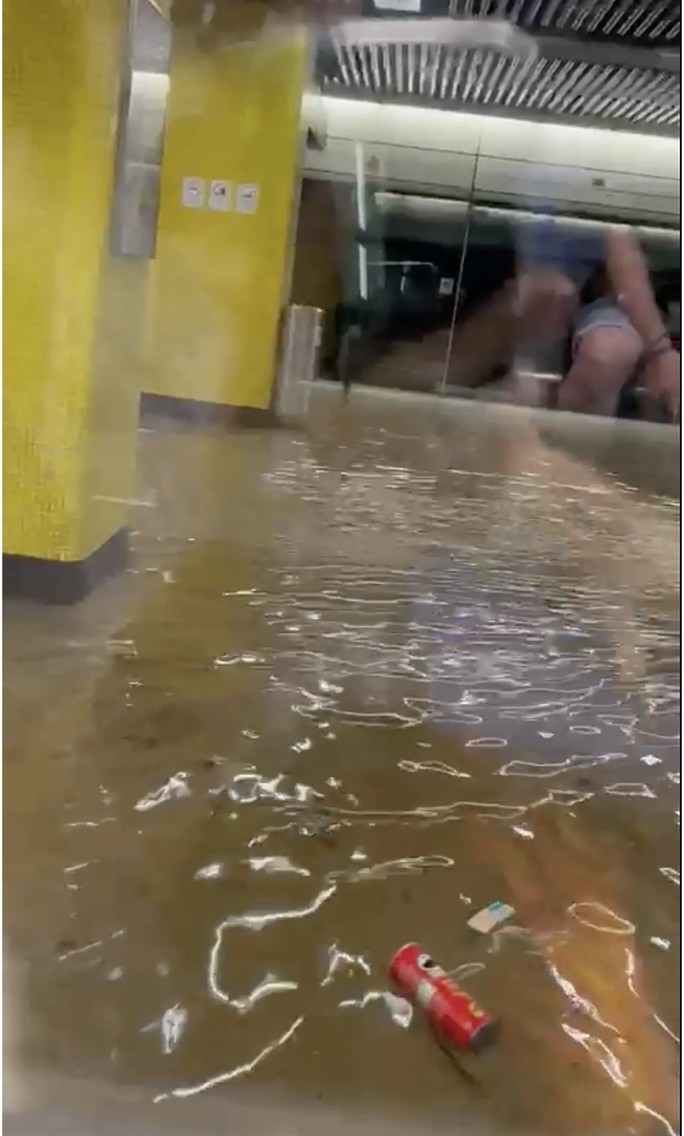 Cận cảnh ngập lụt khủng khiếp ở Hồng Kông - 14