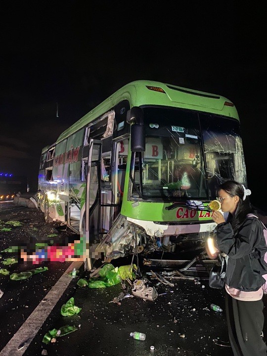 Xe khách gặp nạn trên đường cao tốc Phan Thiết - Dầu Giây, 1 người tử vong - 1