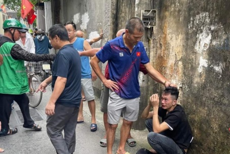 Sau tiếng hô hoán, người dân lập vòng vây "quây" thanh niên cướp tiệm vàng ở Hà Nội