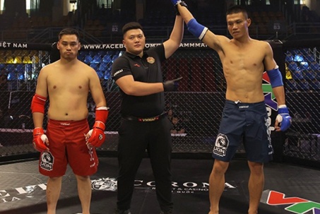 Võ sĩ Phạm Công Minh thắng knock-out chỉ 15 giây, lập kỷ lục giải MMA số 1 Việt Nam
