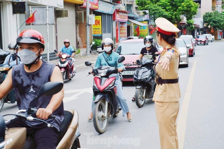Nhan sắc vạn người mê của những nữ cảnh sát phân luồng giao thông giờ cao điểm ở Yên Bái - 3