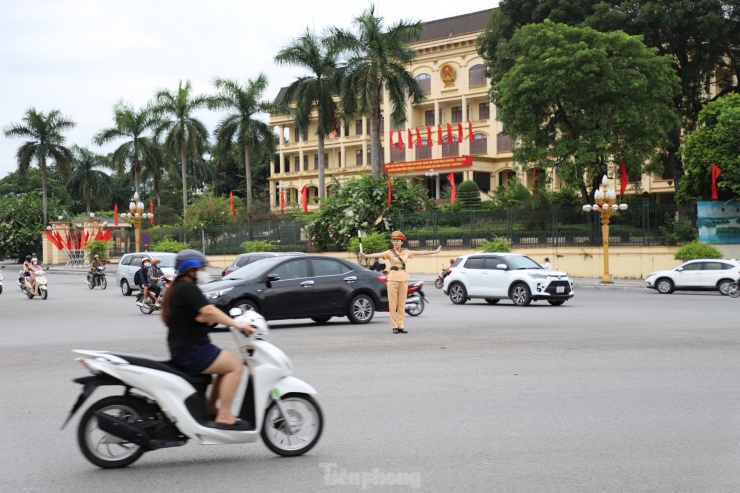 Nhan sắc vạn người mê của những nữ cảnh sát phân luồng giao thông giờ cao điểm ở Yên Bái - 2