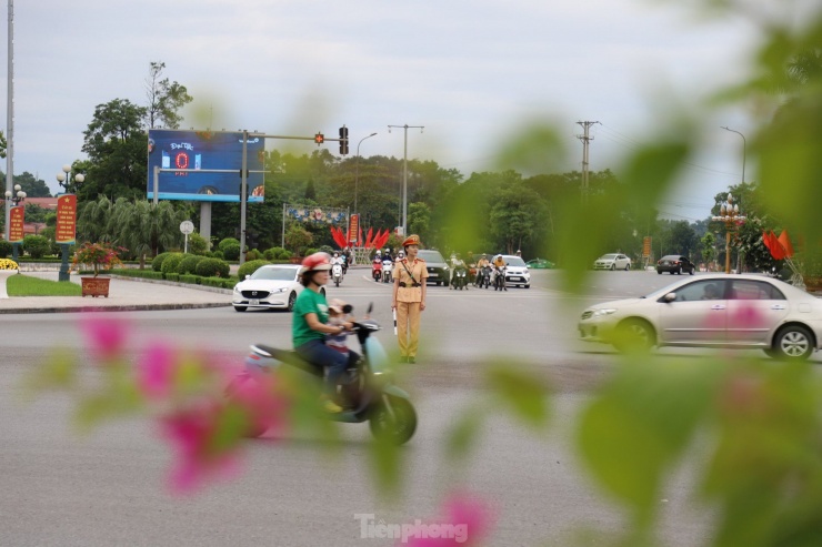Nhan sắc vạn người mê của những nữ cảnh sát phân luồng giao thông giờ cao điểm ở Yên Bái - 5