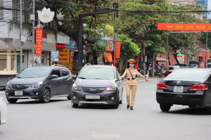 Nhan sắc vạn người mê của những nữ cảnh sát phân luồng giao thông giờ cao điểm ở Yên Bái - 7