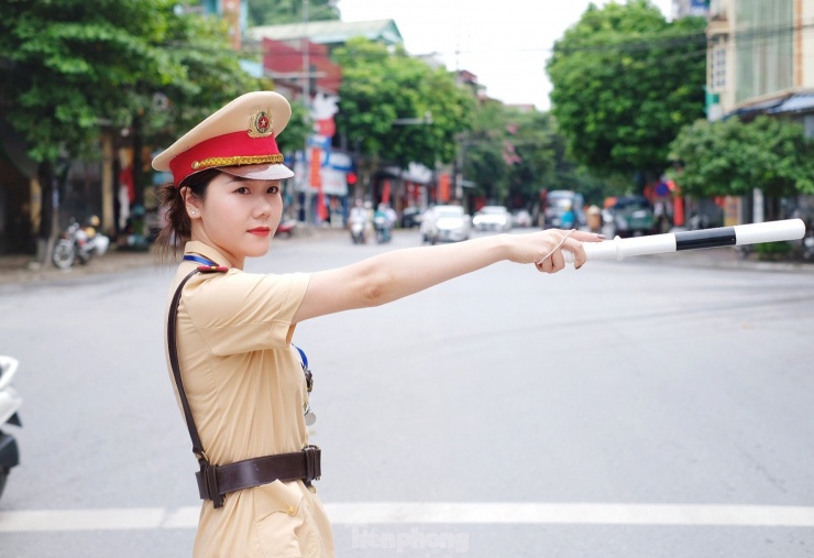 Nhan sắc vạn người mê của những nữ cảnh sát phân luồng giao thông giờ cao điểm ở Yên Bái - 6