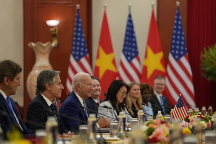 Tổng thống Mỹ Joe Biden và Đoàn đại biểu cấp cao Mỹ tại buổi hội đàm ở Văn phòng Trung ương Đảng. (Ảnh: Như Ý)