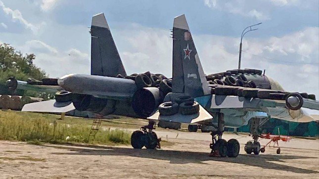 Tiêm kích Su-34 của Nga được ngụy trang bằng... lốp xe - 1