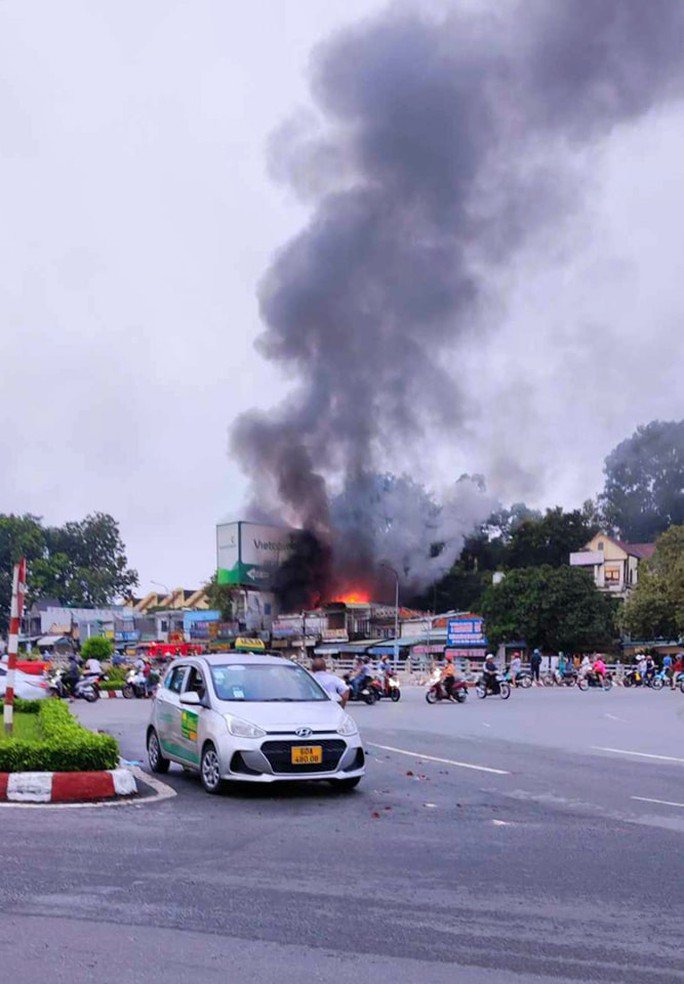 Cháy lớn ở TP Biên Hoà, đứng xa hàng km vẫn thấy khói - 2