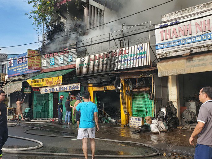 Cháy lớn ở TP Biên Hoà, đứng xa hàng km vẫn thấy khói - 4