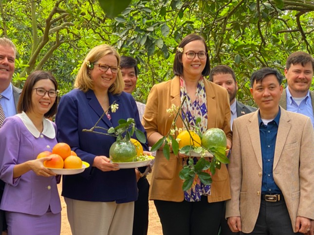 Hai Thứ trưởng Nông nghiệp Mỹ trong chuyến thăm vườn bưởi ở Hoài Đức, Hà Nội, tháng 2/2023. (Ảnh: Thu Loan)