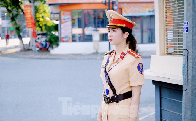 Nhan sắc vạn người mê của những nữ cảnh sát phân luồng giao thông giờ cao điểm ở Yên Bái - 8