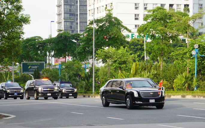 Đoàn xe qua cầu Nhật Tân để vào đường Võ Chí Công, hướng về trung tâm Hà Nội. Ảnh: Thế Dũng