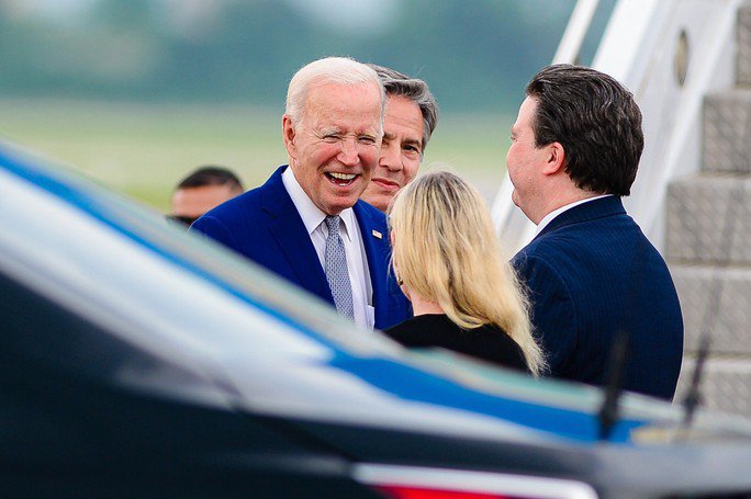 Tổng thống Joe Biden nở nụ cười tươi khi tới Hà Nội. Ảnh Hữu Hưng