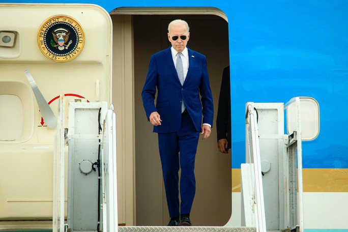 Tổng thống Joe Biden rời khỏi chuyên cơ. Ảnh: Hữu Hưng