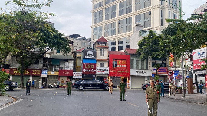 Đoàn xe đi vào đường Nguyễn Thái Học. Ảnh: Minh Chiến