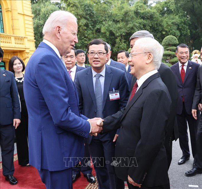 Tổng Bí thư Nguyễn Phú Trọng bắt tay Tổng thống Mỹ Joe Biden tại lễ đón. Ảnh: TTXVN