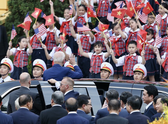 Các em thiếu nhi Thủ đô vẫy Quốc kỳ hai nước chào mừng Tổng thống Mỹ Joe Biden tại lễ đón