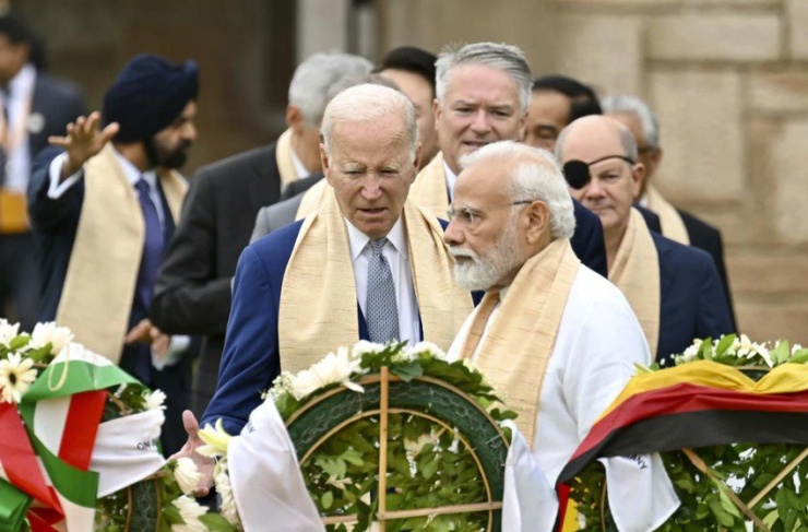 Thủ tướng Ấn Độ Narendra Modi (phải), Tổng thống Mỹ Joe Biden và các lãnh đạo G20 đặt vòng hoa ở đài tưởng niệm Mahatma Gandhi tại New Delhi (Ấn Độ) ngày 10-9.Ảnh: AP