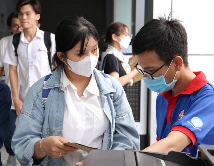 Tân sinh viên đang làm thủ tục nhập học tại Trường ĐH Công nghiệp TP.HCM. Ảnh: Nhà trường cung cấp