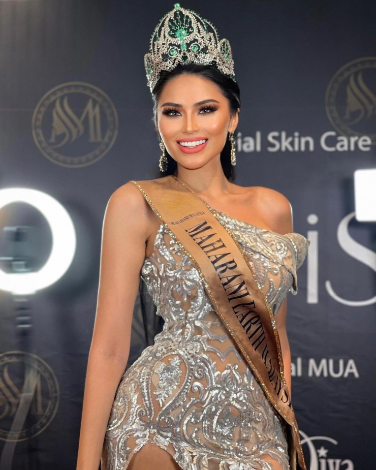 Vóc dáng đồng hồ cát của người đẹp Malaysia sang Việt Nam thi hoa hậu - 1