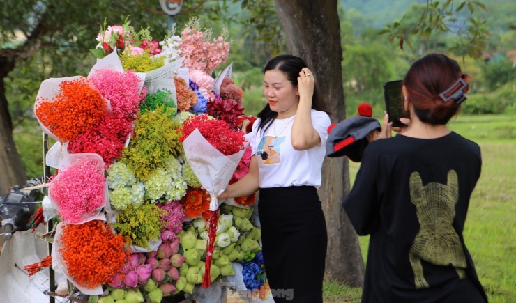 Cô gái 9x kiếm tiền triệu từ dịch vụ xe hoa 'chở' mùa thu Hà Nội về Hà Tĩnh - 2