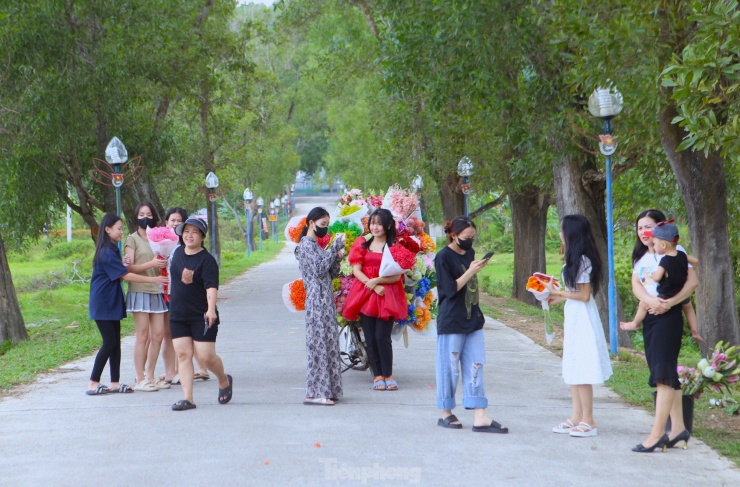 Cô gái 9x kiếm tiền triệu từ dịch vụ xe hoa 'chở' mùa thu Hà Nội về Hà Tĩnh - 5