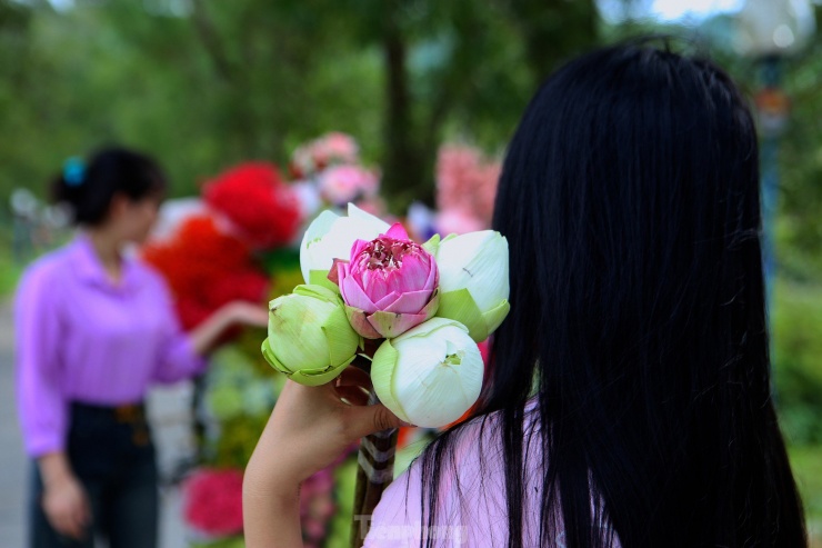 Cô gái 9x kiếm tiền triệu từ dịch vụ xe hoa 'chở' mùa thu Hà Nội về Hà Tĩnh - 4