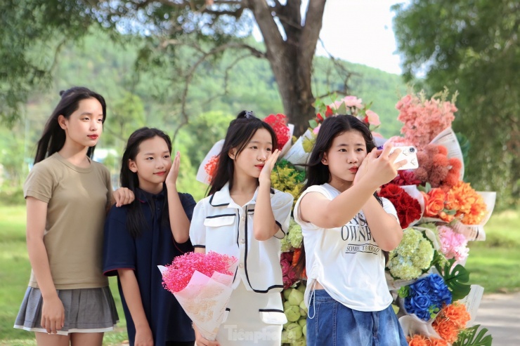 Cô gái 9x kiếm tiền triệu từ dịch vụ xe hoa 'chở' mùa thu Hà Nội về Hà Tĩnh - 7
