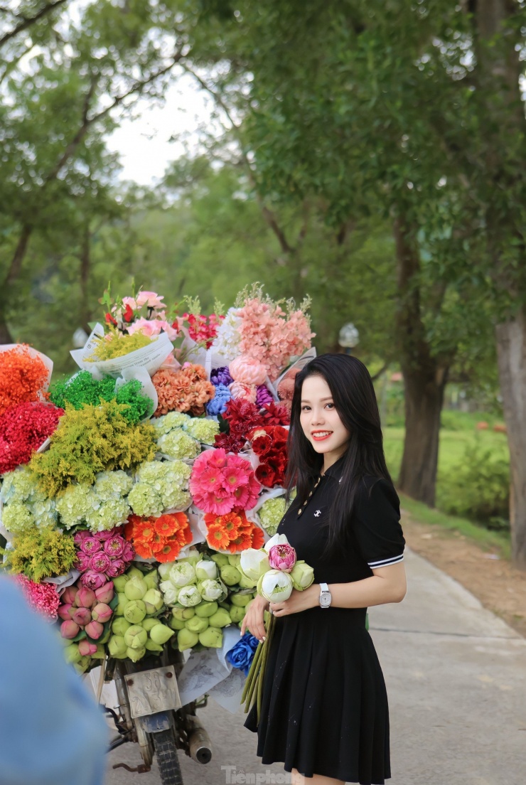 Hình ảnh Hà Nội lãng mạn bên những xe hoa đã trở thành một trào lưu vào mùa thu năm nay. Trong ảnh bạn trẻ thả dáng bên chuyến xe chở đầy hoa.