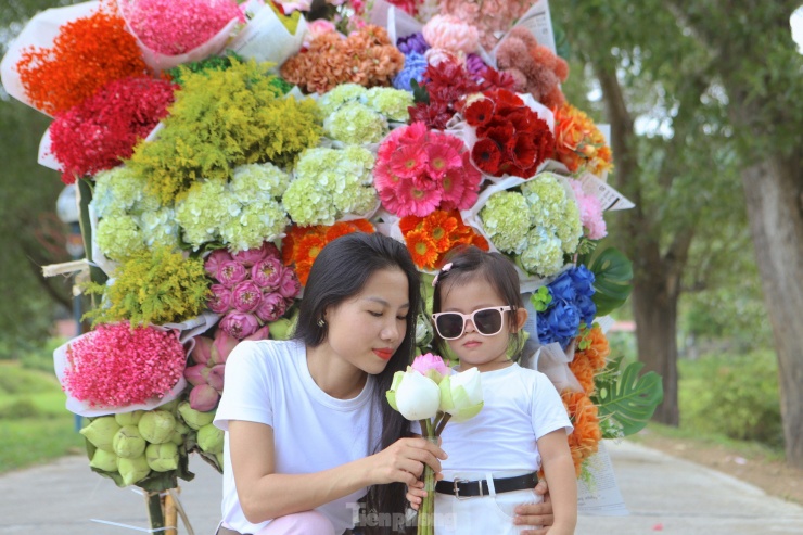 Cô gái 9x kiếm tiền triệu từ dịch vụ xe hoa 'chở' mùa thu Hà Nội về Hà Tĩnh - 9