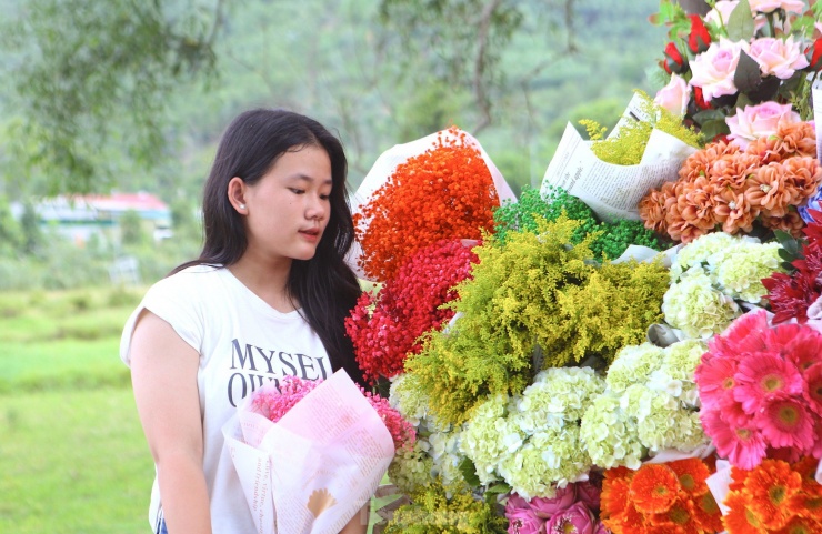 Cô gái 9x kiếm tiền triệu từ dịch vụ xe hoa 'chở' mùa thu Hà Nội về Hà Tĩnh - 10
