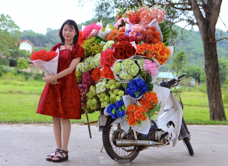 Cô gái 9x kiếm tiền triệu từ dịch vụ xe hoa 'chở' mùa thu Hà Nội về Hà Tĩnh - 11