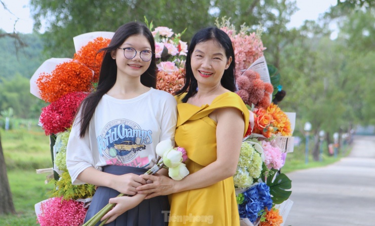 Cô gái 9x kiếm tiền triệu từ dịch vụ xe hoa 'chở' mùa thu Hà Nội về Hà Tĩnh - 13