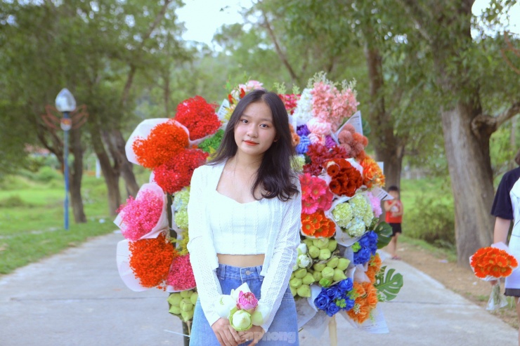 Cô gái 9x kiếm tiền triệu từ dịch vụ xe hoa 'chở' mùa thu Hà Nội về Hà Tĩnh - 15