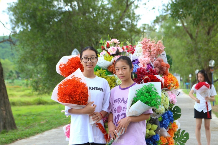 Cô gái 9x kiếm tiền triệu từ dịch vụ xe hoa 'chở' mùa thu Hà Nội về Hà Tĩnh - 18