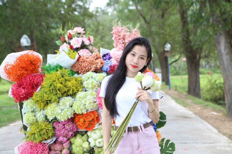 Cô gái 9x kiếm tiền triệu từ dịch vụ xe hoa 'chở' mùa thu Hà Nội về Hà Tĩnh - 17