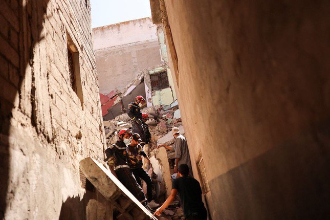 Động đất khiến hàng nghìn người thiệt mạng: Các đội cứu hộ đổ về Maroc - 1