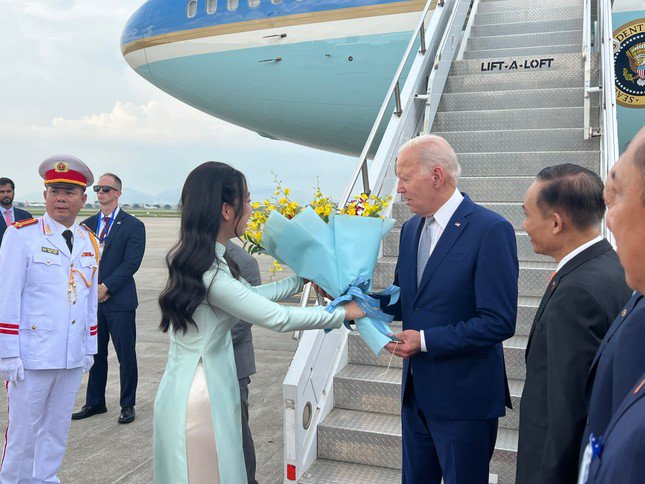 Nữ sinh tặng hoa cho Tổng thống Mỹ Joe Biden tại sân bay Nội Bài là ai? - 1