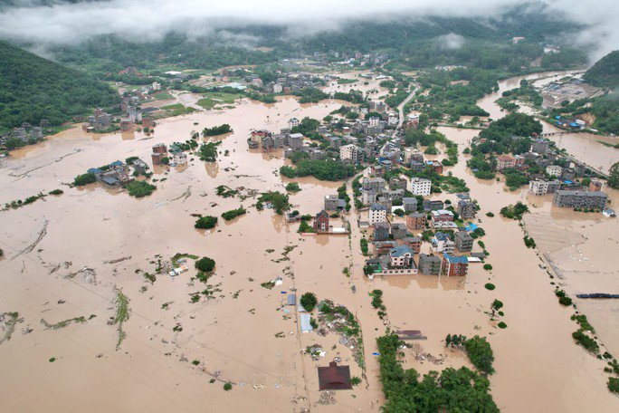 Cơn bão &#34;sắp chết&#34; vẫn trút mưa lớn suốt 7 ngày xuống Trung Quốc - 2