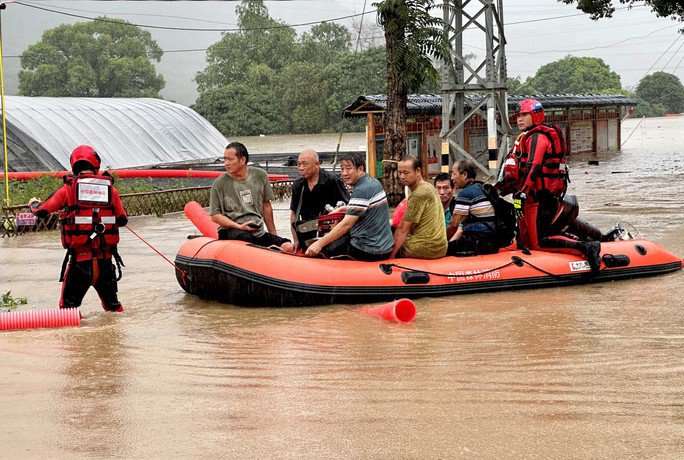 Lực lượng cứu hộ sơ tán người dân ở tỉnh Phúc Kiến trong bão Haikui hôm 5-9. Ảnh: Reuters