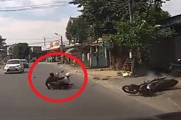 Clip: Vượt ô tô không đúng lúc, 3 người đi xe máy “đầu trần” ngã văng đè lên nhau