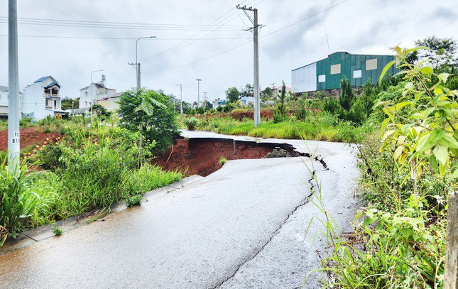 Sụt lún nghiêm trọng, đứt gãy đoạn đường vào khu tái định cư ở TP Bảo Lộc - 3