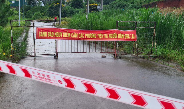 Sụt lún nghiêm trọng, đứt gãy đoạn đường vào khu tái định cư ở TP Bảo Lộc - 4