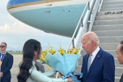 Nữ sinh tặng hoa cho Tổng thống Mỹ Joe Biden tại sân bay Nội Bài là ai?