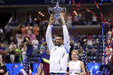 "Nhà vua" Djokovic khóc như mưa ăn mừng 24 Grand Slam