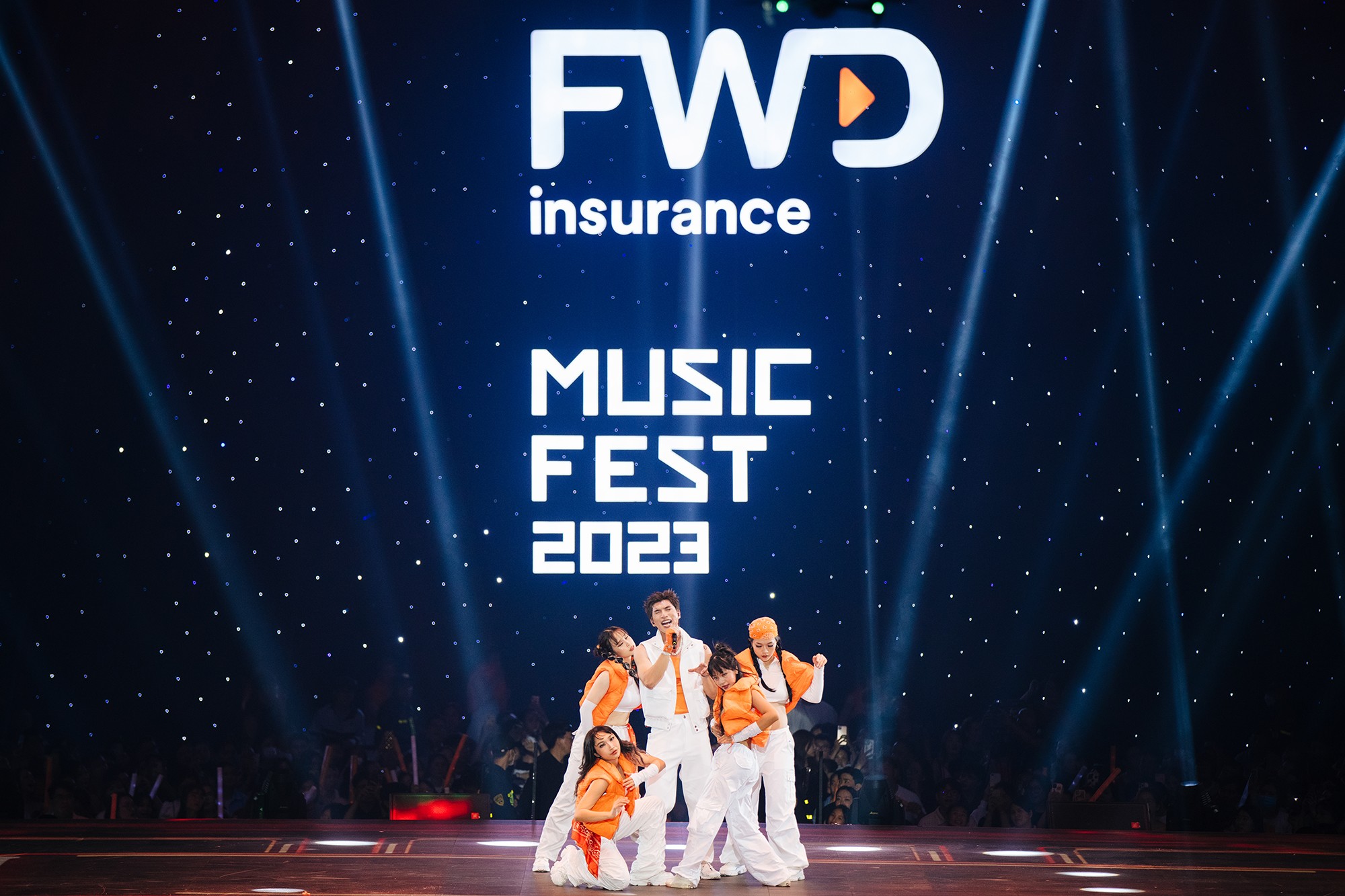 Choáng ngợp với quy mô sân khấu hoành tráng cùng dàn sao hạng A cực "chiến" của FWD Music Fest 2023 - 5